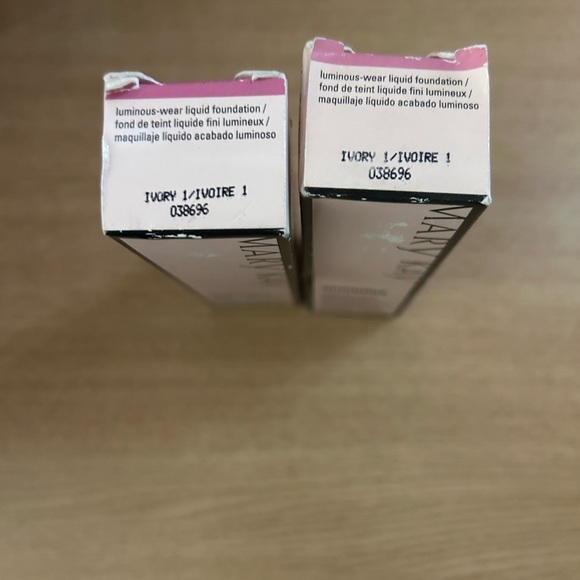 Mary Kay Luminous-Wear Liquid Foundation - Ivory - Picture 1 of 3